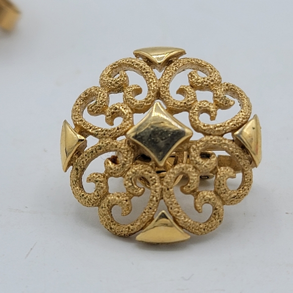 Avon Precious Pretenders Clip On Earrings Textured Filigree Scrollwork 70s Vtg - Picture 2 of 10